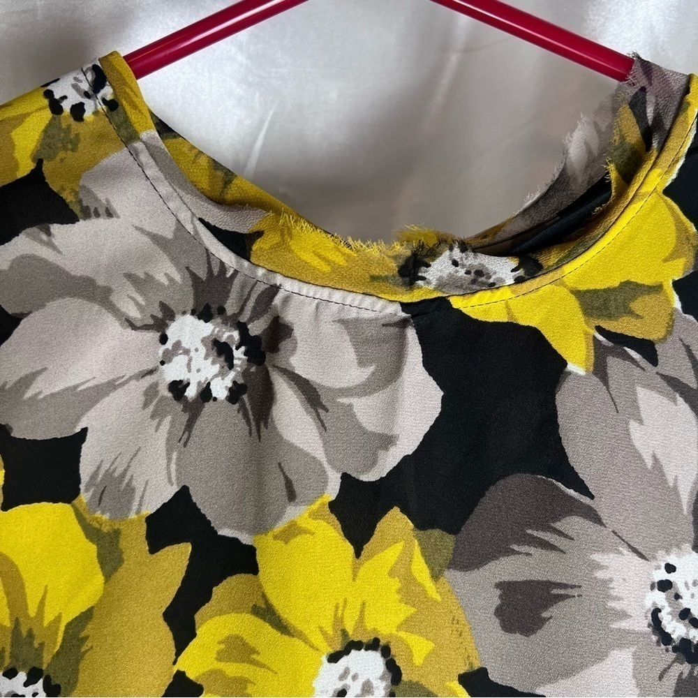 Who What Wear Dark Floral Sleeveless Blouse – Office-Ready Chic (XS) - Picture 3 of 6